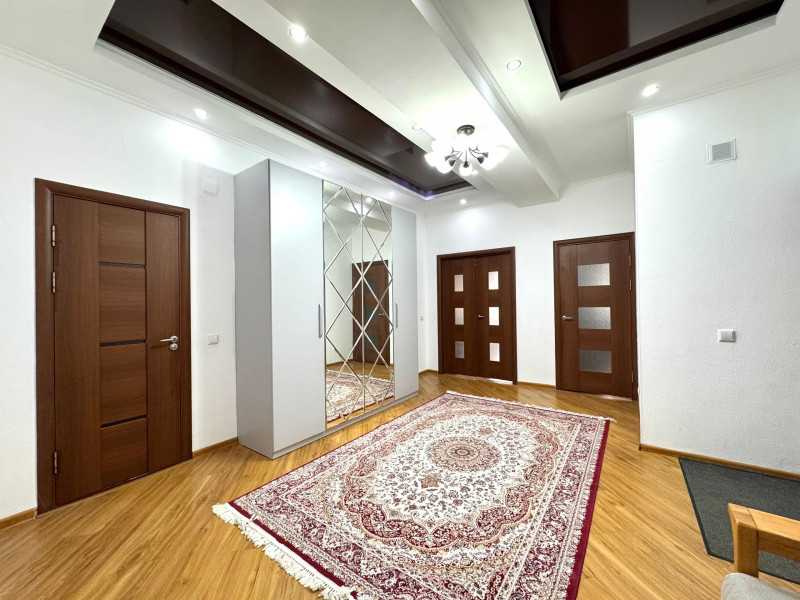 Продаётся просторная 4 комнатная  квартира в Золотом квадрате на Боконбаева 154 / Исанова