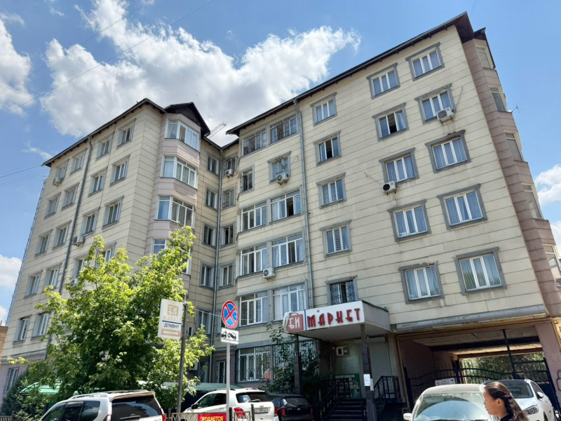 Продается 3 комнатная квартира в районе Ахунбаева / Бакаева. Точный адрес: ул. Грибоедова 8.