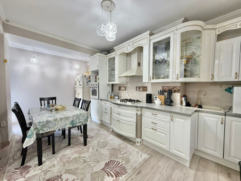 Продается просторная 5 комнатная квартира в золотом квадрате, перекресток Токтогула / Панфилова, от застройщика Елизавета