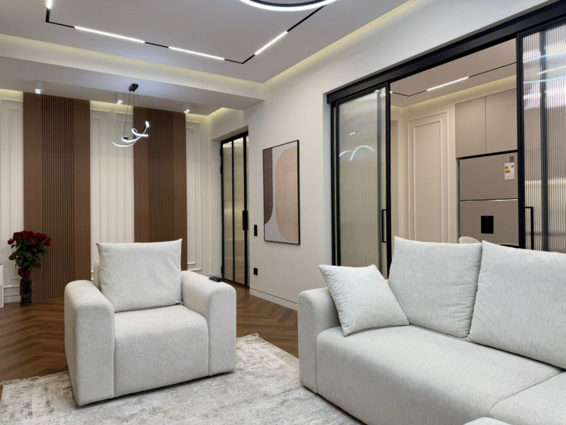 Продается 3 комнатная квартира с дизайнерским ремонтом в ЖК Cap Stroy City, район Магистраль / Байтик Баатыра.