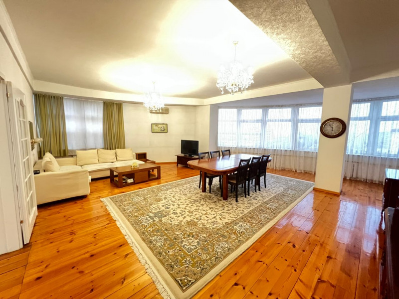 Продаётся: 2 комнатная квартира в Совминовские Дома с шикарным видом из окон на Байтик Баатыра