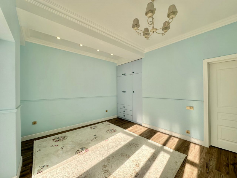 Продаётся 4 комнатная квартира (студия) в 7 мкр. (за Магистралью) по очень хорошей цене